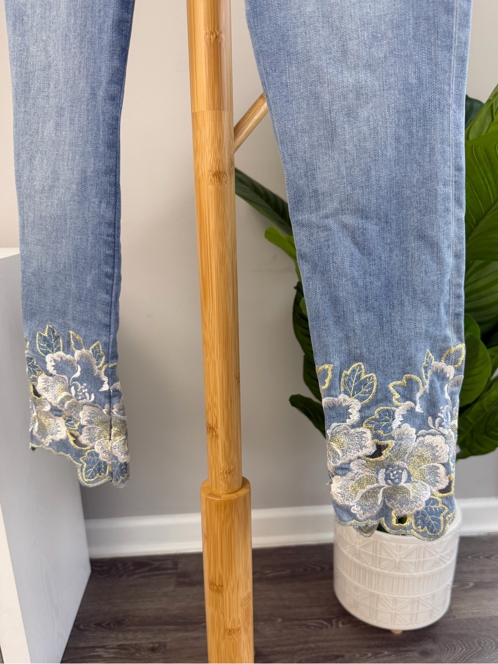 Pilcro Embroidered High-Rise Cropped Bootcut Jeans Sz 29 - Picture 5 of 11